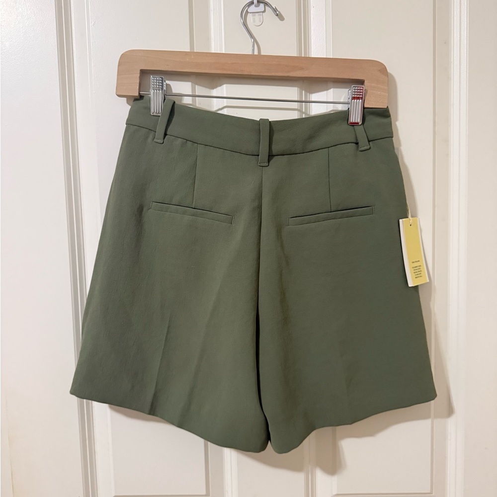 Aritzia • Effortless pants 5” in bitter sage - Picture 2 of 3